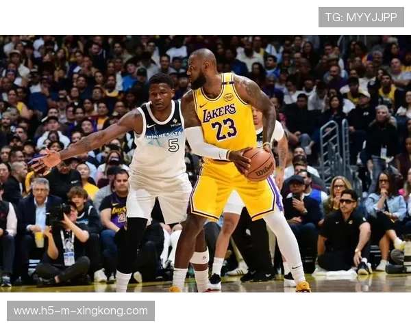 湖人半场战术换人取得良好回报